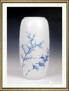 吴锦川_青花灯笼瓶-竹影