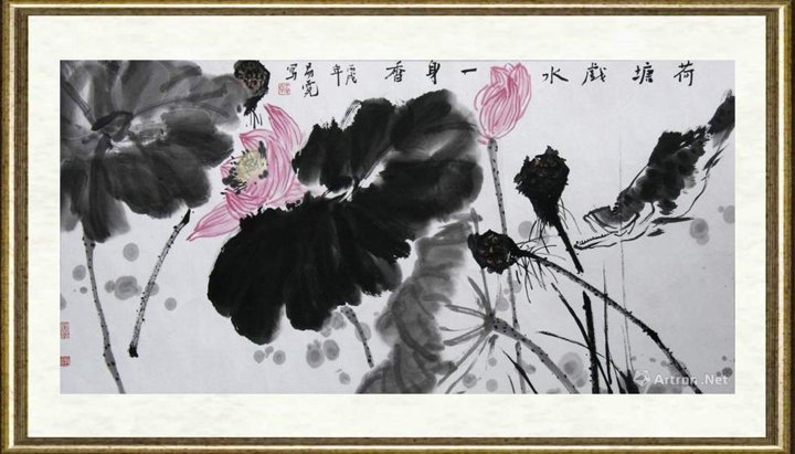 王易霓_荷塘戏水一身香