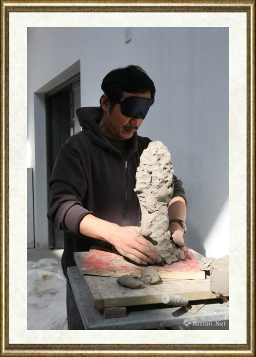 隋建国_雕塑家蒙眼制作泥稿