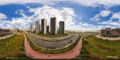 清晨公路边的城市